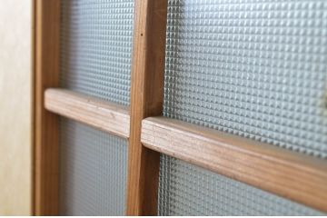 アンティーク建具　柾目の美しいプレスガラス入りドア1枚(扉、木製扉、ガラス扉)(R-064070)