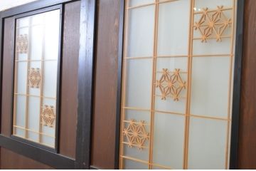 アンティーク建具　組子入りが上質な和の空間を演出するガラス板戸2枚セット(引き戸)(R-064120)