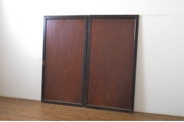 アンティーク建具　漆塗り　杉材一枚板　杢目の良い板戸2枚セット(帯戸、引き戸)(R-064123)