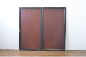 アンティーク建具　漆塗り　杉材一枚板　杢目の良い板戸2枚セット(帯戸、引き戸)(R-064123)