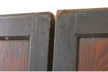 アンティーク建具　漆塗り　杉材一枚板　杢目の良い板戸2枚セット(帯戸、引き戸)(R-064123)