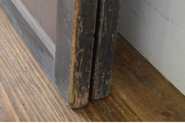 アンティーク建具　漆塗り　杉材一枚板　杢目の良い板戸2枚セット(帯戸、引き戸)(R-064123)