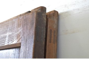 アンティーク建具　枠欅(ケヤキ)材　趣のある和空間におすすめの幅広帯戸2枚セット(板戸、引き戸)(R-064124)