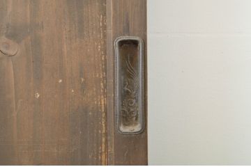 アンティーク建具　経年による風合いが魅力の横桟付き幅広板戸2枚セット(帯戸、引き戸)(R-064126)