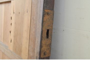 アンティーク建具　漆塗り　総欅(ケヤキ)材　重厚感のある佇まいが魅力の蔵戸1枚(玄関戸、引き戸)(R-064135)