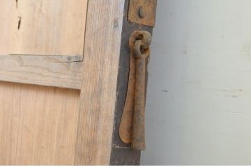 アンティーク建具　漆塗り　総欅(ケヤキ)材　重厚感のある佇まいが魅力の蔵戸1枚(玄関戸、引き戸)(R-064135)