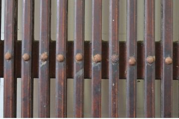アンティーク建具　経年による風合いが味わい深い総欅(ケヤキ)材の格子蔵戸1枚(玄関戸、引き戸)(R-064136)