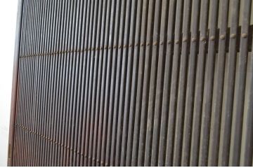 アンティーク建具　経年による風合いが味わい深い総欅(ケヤキ)材の格子蔵戸1枚(玄関戸、引き戸)(R-064136)