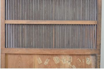 アンティーク建具　経年による風合いが味わい深い総欅(ケヤキ)材の格子蔵戸1枚(玄関戸、引き戸)(R-064136)