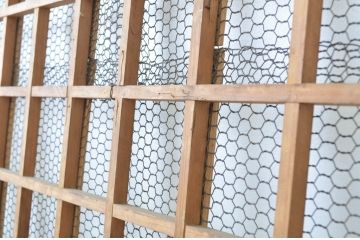 アンティーク建具　歴史を刻んだ風合いが趣あるマス目格子蔵戸1枚(きつね格子、狐格子、玄関戸、引き戸)(R-064137)