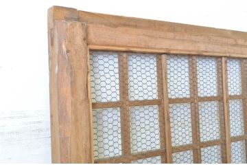 アンティーク建具　歴史を刻んだ風合いが趣あるマス目格子蔵戸1枚(きつね格子、狐格子、玄関戸、引き戸)(R-064137)