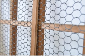 アンティーク建具　歴史を刻んだ風合いが趣あるマス目格子蔵戸1枚(きつね格子、狐格子、玄関戸、引き戸)(R-064137)