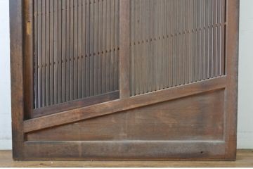 アンティーク建具　希少珍品　自動で閉まる小窓付きが珍しい格子くぐり戸(蔵戸、潜戸、引き戸)(R-064139)