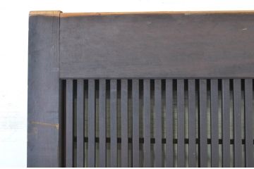 アンティーク建具　希少珍品　自動で閉まる小窓付きが珍しい格子くぐり戸(蔵戸、潜戸、引き戸)(R-064139)