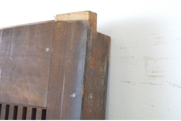 アンティーク建具　希少珍品　自動で閉まる小窓付きが珍しい格子くぐり戸(蔵戸、潜戸、引き戸)(R-064139)
