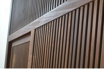 アンティーク建具　希少珍品　自動で閉まる小窓付きが珍しい格子くぐり戸(蔵戸、潜戸、引き戸)(R-064139)