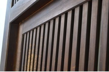 アンティーク建具　希少珍品　自動で閉まる小窓付きが珍しい格子くぐり戸(蔵戸、潜戸、引き戸)(R-064139)