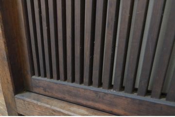 アンティーク建具　希少珍品　自動で閉まる小窓付きが珍しい格子くぐり戸(蔵戸、潜戸、引き戸)(R-064139)