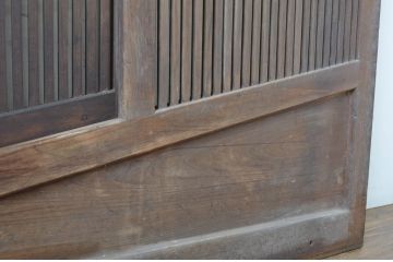 アンティーク建具　希少珍品　自動で閉まる小窓付きが珍しい格子くぐり戸(蔵戸、潜戸、引き戸)(R-064139)