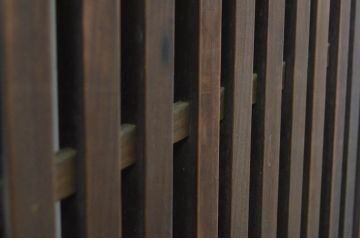 アンティーク建具　希少珍品　自動で閉まる小窓付きが珍しい格子くぐり戸(蔵戸、潜戸、引き戸)(R-064139)