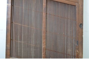 アンティーク建具　希少珍品　自動で閉まる小窓付きが珍しい格子くぐり戸(蔵戸、潜戸、引き戸)(R-064139)