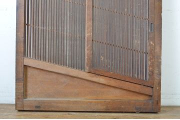 アンティーク建具　希少珍品　自動で閉まる小窓付きが珍しい格子くぐり戸(蔵戸、潜戸、引き戸)(R-064139)