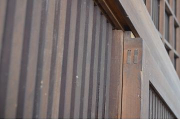 アンティーク建具　希少珍品　自動で閉まる小窓付きが珍しい格子くぐり戸(蔵戸、潜戸、引き戸)(R-064139)