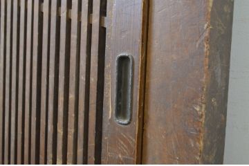 アンティーク建具　希少珍品　自動で閉まる小窓付きが珍しい格子くぐり戸(蔵戸、潜戸、引き戸)(R-064139)