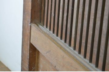 アンティーク建具　希少珍品　自動で閉まる小窓付きが珍しい格子くぐり戸(蔵戸、潜戸、引き戸)(R-064139)