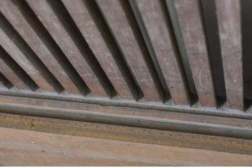アンティーク建具　希少珍品　自動で閉まる小窓付きが珍しい格子くぐり戸(蔵戸、潜戸、引き戸)(R-064139)