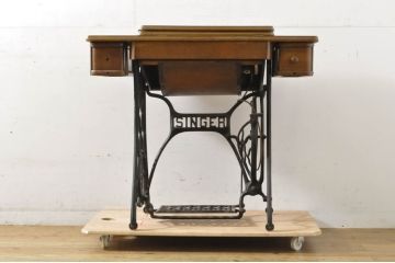 ジャンク品　SINGER(シンガー)社　お洒落なアンティークの空間を演出するシンガーミシン(ミシンテーブル、ミシン台、足踏み、サイドテーブル、ディスプレイ)(R-064155)