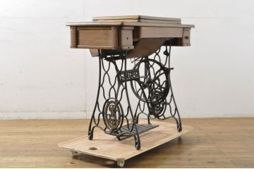 ジャンク品　SINGER(シンガー)社　お洒落なアンティークの空間を演出するシンガーミシン(ミシンテーブル、ミシン台、足踏み、サイドテーブル、ディスプレイ)(R-064155)