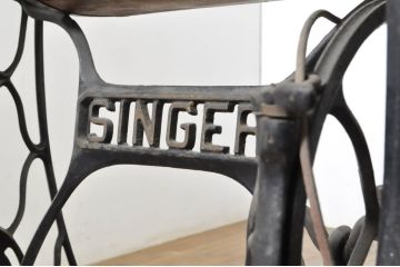 ジャンク品　SINGER(シンガー)社　お洒落なアンティークの空間を演出するシンガーミシン(ミシンテーブル、ミシン台、足踏み、サイドテーブル、ディスプレイ)(R-064155)