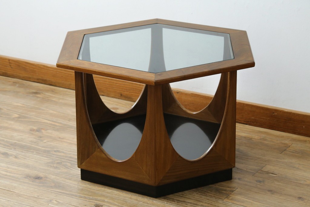 イギリスビンテージ　G-PLAN(ジープラン)　Fresco(フレスコ)　ガラストップがおしゃれなローテーブル　(R-064162)