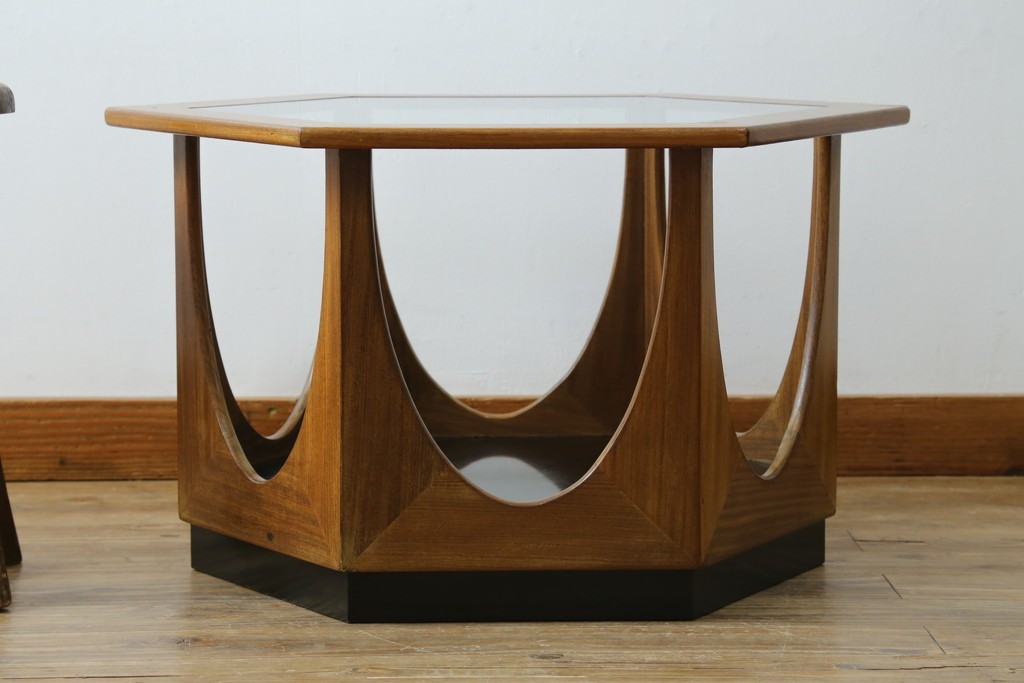 イギリスビンテージ　G-PLAN(ジープラン)　Fresco(フレスコ)　ガラストップがおしゃれなローテーブル　(R-064162)