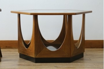 イギリスビンテージ　G-PLAN(ジープラン)　Fresco(フレスコ)　ガラストップがおしゃれなローテーブル　(R-064162)