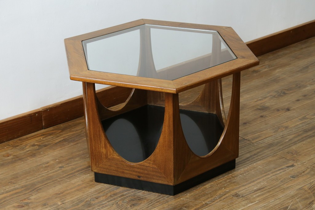 イギリスビンテージ　G-PLAN(ジープラン)　Fresco(フレスコ)　ガラストップがおしゃれなローテーブル　(R-064162)