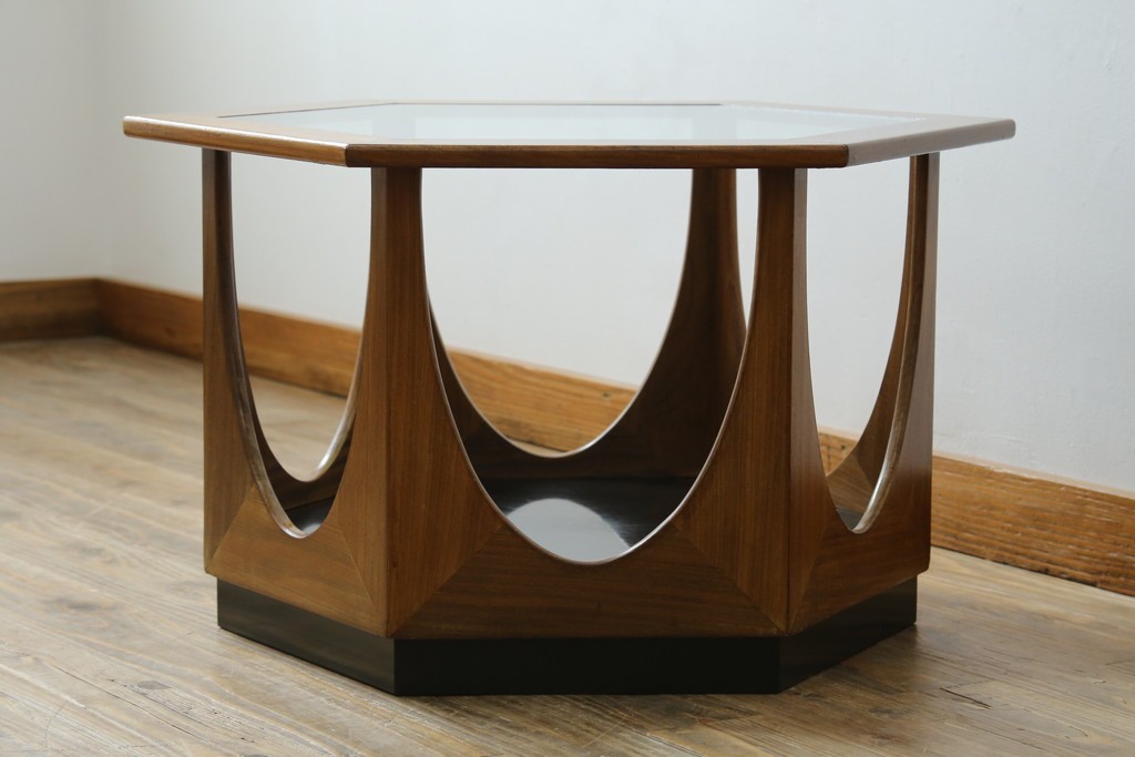 イギリスビンテージ　G-PLAN(ジープラン)　Fresco(フレスコ)　ガラストップがおしゃれなローテーブル　(R-064162)