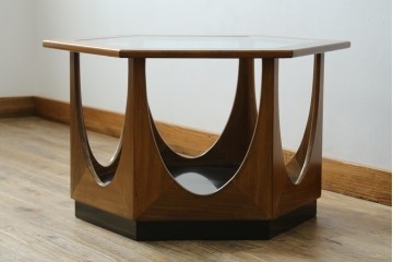 イギリスビンテージ　G-PLAN(ジープラン)　Fresco(フレスコ)　ガラストップがおしゃれなローテーブル　(R-064162)