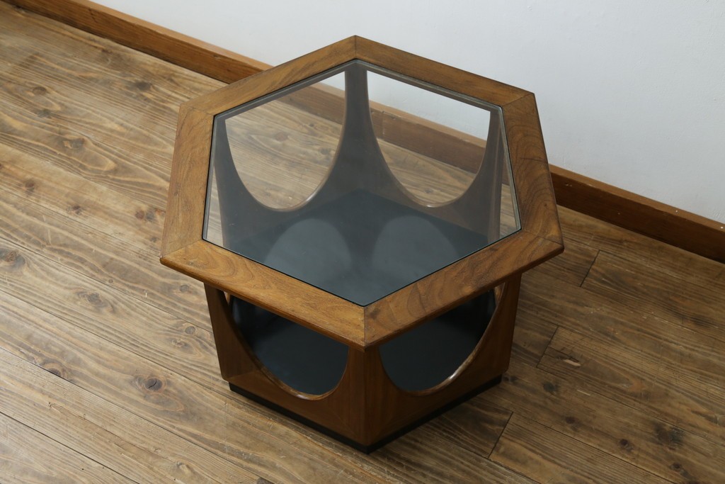 イギリスビンテージ　G-PLAN(ジープラン)　Fresco(フレスコ)　ガラストップがおしゃれなローテーブル　(R-064162)