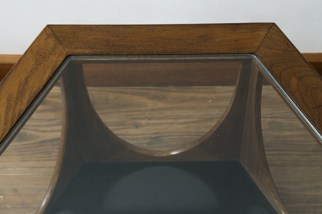 イギリスビンテージ　G-PLAN(ジープラン)　Fresco(フレスコ)　ガラストップがおしゃれなローテーブル　(R-064162)