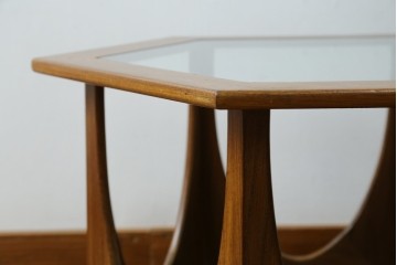 イギリスビンテージ　G-PLAN(ジープラン)　Fresco(フレスコ)　ガラストップがおしゃれなローテーブル　(R-064162)