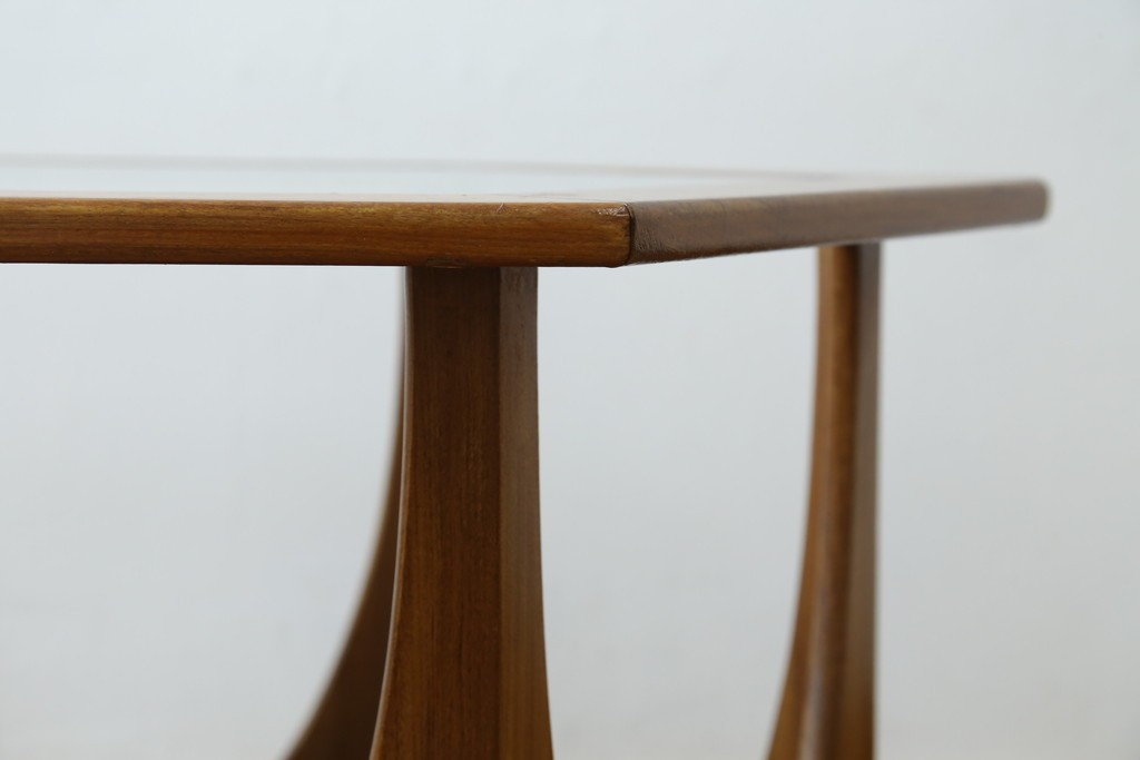 イギリスビンテージ　G-PLAN(ジープラン)　Fresco(フレスコ)　ガラストップがおしゃれなローテーブル　(R-064162)