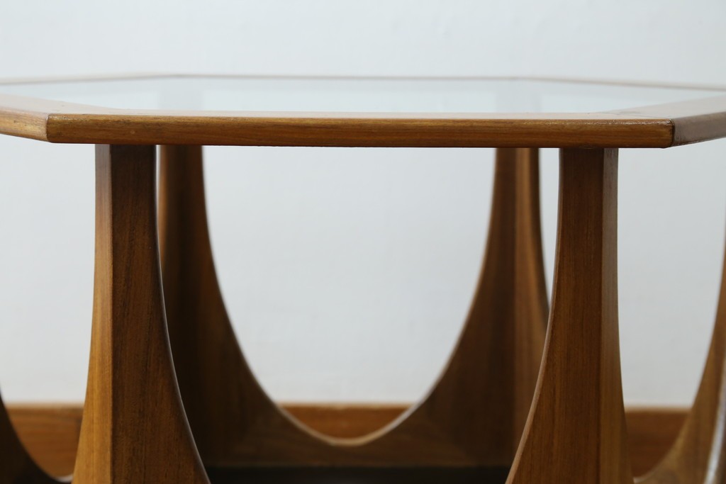 イギリスビンテージ　G-PLAN(ジープラン)　Fresco(フレスコ)　ガラストップがおしゃれなローテーブル　(R-064162)