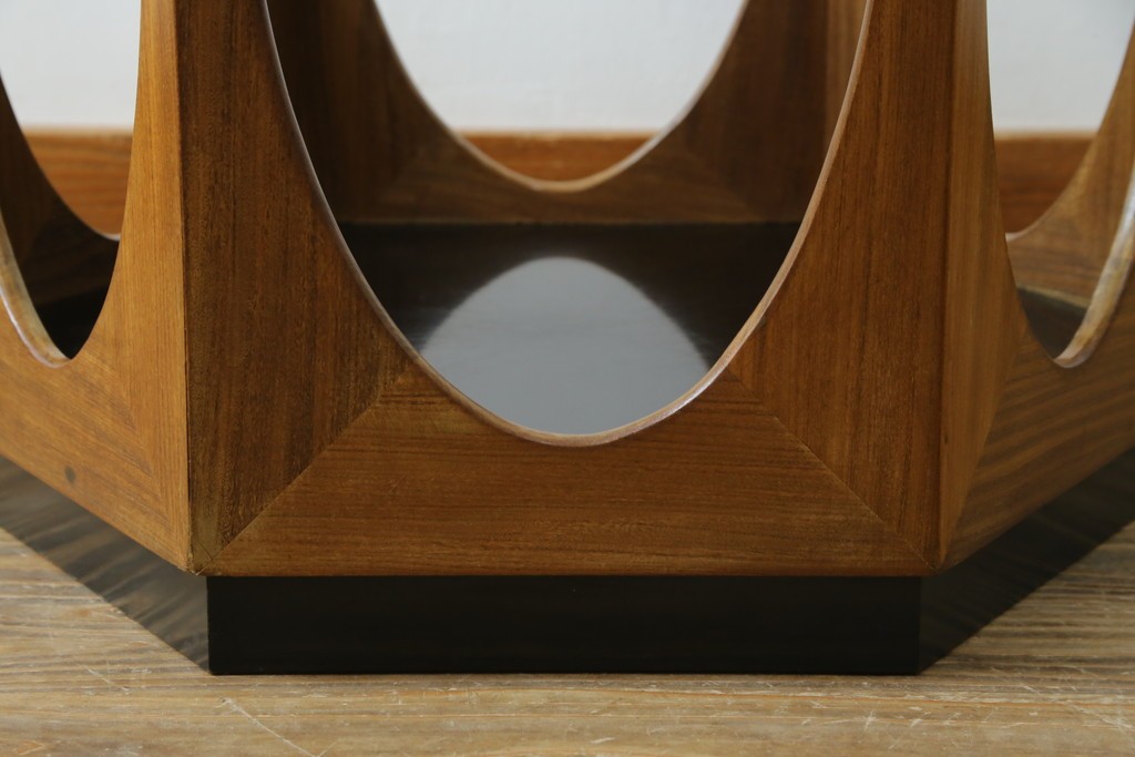 イギリスビンテージ　G-PLAN(ジープラン)　Fresco(フレスコ)　ガラストップがおしゃれなローテーブル　(R-064162)