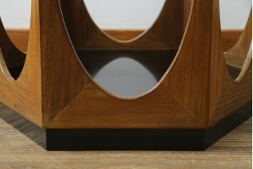 イギリスビンテージ　G-PLAN(ジープラン)　Fresco(フレスコ)　ガラストップがおしゃれなローテーブル　(R-064162)