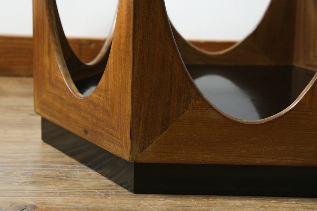 イギリスビンテージ　G-PLAN(ジープラン)　Fresco(フレスコ)　ガラストップがおしゃれなローテーブル　(R-064162)