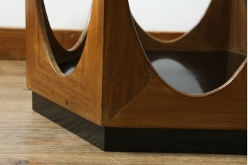 イギリスビンテージ　G-PLAN(ジープラン)　Fresco(フレスコ)　ガラストップがおしゃれなローテーブル　(R-064162)