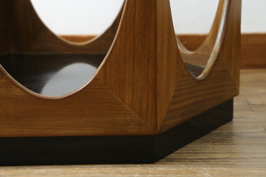 イギリスビンテージ　G-PLAN(ジープラン)　Fresco(フレスコ)　ガラストップがおしゃれなローテーブル　(R-064162)