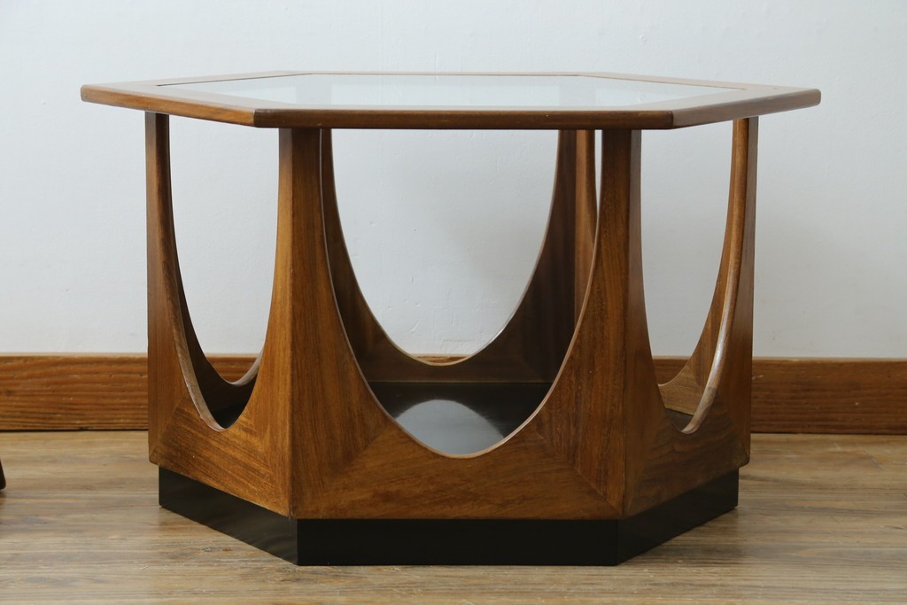 イギリスビンテージ　G-PLAN(ジープラン)　Fresco(フレスコ)　ガラストップがおしゃれなローテーブル　(R-064162)